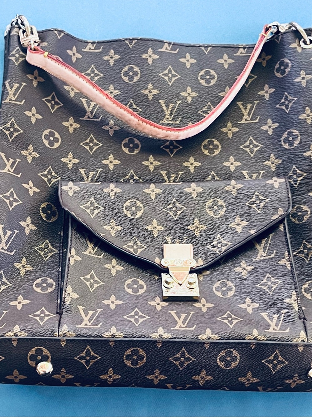 Brown Monogram Canvas with an iconic logo & Shoulder strap. - Picture 12 of 12